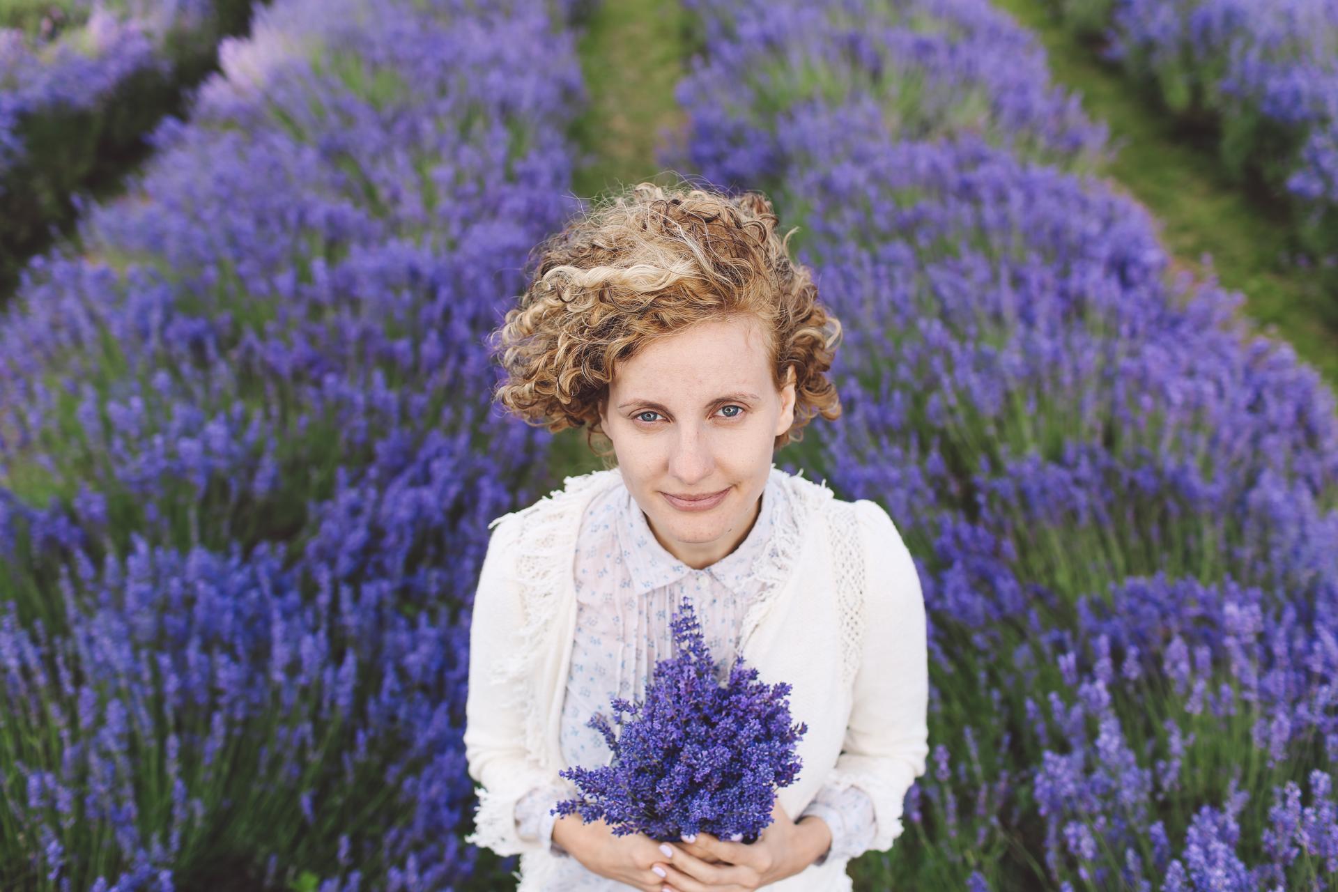 Portrait De Femme Tenant Des Fleurs Pourpres